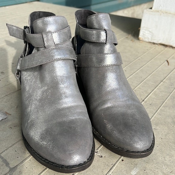 Born in California. Size 8.5 - Picture 1 of 3